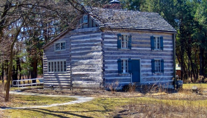 Log cabin. Photo credit: Teemu08 via Wikimedia Commons