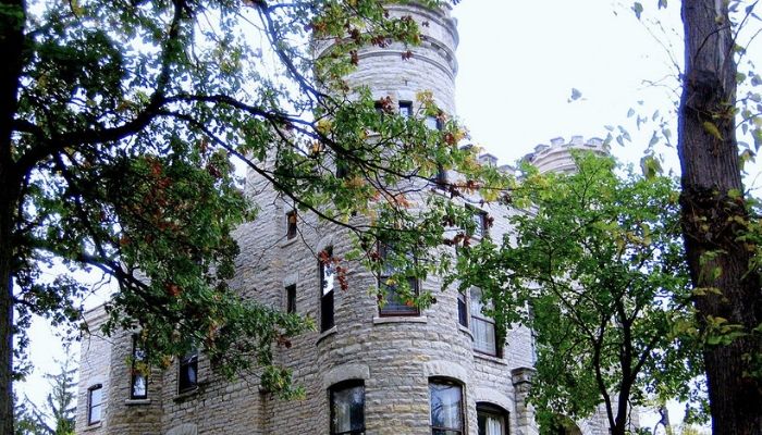 Givins Castle. Photo credit: Peter Fitzgerald via Wikimedia Commons, https://bit.ly/2TJgxtG